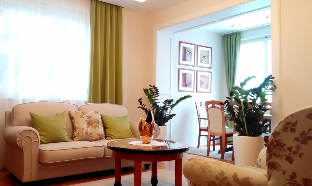 Letisztult belső tér Hatvany képekkel. Fresh Interior with Hatvany's pictures.