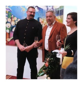 Dr Cservenyák László múzeumigazgató ės Medgyesi Gergely vezėrigazgató társaságában a megnyitón.