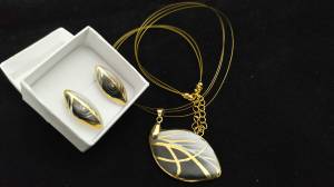 Unique handmade artworks. Incentive lines, the creative process is characterized by automatism.Egyedi, kézzel gyártott műremekek. Ösztönös vonalak, az alkotó folyamatot automatizmus jellemzi.