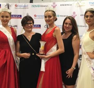 Felvidék Arca Szépségverseny Királynőjének felajánlott Hatvany váza, a Three Hills Company felajánlásával nyújthattunk át.